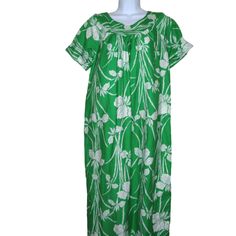 Vintage Green & White Floral Hawaiian Dress Kimos Polynesian Shop Size 12 100% Cotton Made In USA This vibrant Hawaiian dress from Kimo's Polynesian Shop is crafted from 100% cotton, offering a comfortable and breathable fit. Its bold green and white floral design exudes a timeless island charm. * Short sleeves   * Floral pattern   * Green & white color   * 100% cotton material   * Pullover style   * Made in USA Top to bottom = 50 inches TAG SIZE: 12 = Modern Medium  Excellent Pre-owned No defec Hawaiian Muumuu, Muumuu Dress, White Floral Design, Hawaiian Dress, Maxi Robes, Make Color, Shorts With Pockets, Dress Clothes For Women, Pullover Styling