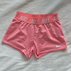 Never Worn Nike Light Pink Youth Girls Size Medium Sweat Set Outfits, Pink Workout Outfit, Nike Sets, Pink Nike Pros, Pink Nike Shorts, Light Grey Leggings, Nike Light, Gymwear Outfits, Latina Outfits