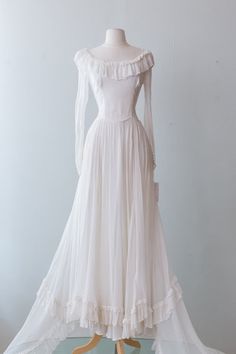 1950S Vintage Lace Wedding Dress Wedding Bridal Gowns on Storenvy Vintage Lace Weddings, Vintage Clothing Boutique, Lace Wedding Dress Vintage, Vestidos Vintage, Fantasy Dress, Modest Wedding Dresses, Wedding Dress Inspiration, Wedding Dresses Vintage, Beautiful Gowns