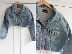 Denim Wrangler jacket *Vintage item *90s look *Blue denim *For women *Cut and frayed bottom Size: XL on tag Armpit to armpit: 101,5 cm / 40 inches Length: 38 cm / 15 inches Outer Sleeve: 57 cm / 22,5 inches Shorts from pictures are available here: https://www.etsy.com/listing/536117619/mustang-denim-shorts-vintage-high-waist?ref=shop_home_active_3&pro=1&frs=1 And crop top is available here: https://www.etsy.com/listing/638926374/bleached-crop-top-in-burgundy-pink-color?ga_search_query=cr Vintage Denim Jacket With Frayed Hem, Vintage Denim Jacket With Frayed Hem In Medium Wash, Vintage Medium Wash Denim Jacket With Frayed Hem, Vintage Cropped Denim Jacket, Wrangler Jacket, Denim For Women, Wrangler Vintage, 90s Looks, 1970s Dresses