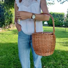 Wicker Basket Bag Artisan Made Made in Portugal Dimensions: Ø - 23 cm, H - 21 cm, H with handle - 42 cm Ø - 9,1 in, H - 8,3 in, H with handle - 16,5 in The dimensions may vary slightly. Brown Woven Shoulder Bag For Picnic, Brown Tote Shoulder Bag For Picnic, Brown Tote Bag For Picnic, Handwoven Picnic Bag, Brown Woven Bag For Picnic, Brown Woven Bags For Picnic, Bohemian Basket Bag For Picnic, Bohemian Basket Bags For Picnic, Bohemian Handmade Bags For Picnic