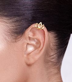 "This is an ear cuff that Clare Bowen, who plays Scarlett in Nashville, wears! I'm so honored! : ) This is a special ear cuff, inspired by celtic designs in shape of a tulip. It is made of 18k gold plated sterling silver and does not require a hole in the ear. It has a beautiful matte finish. You put it on by sliding it from the side of your ear until it reaches the location you want it to sit. It can be slighty adjusted to fit firmly on the ear. It's width is 0.5 inch ( 1.3 cm ). The heigth of Clare Bowen, Nose Jewels, Ear Cuff Gold, Wrap Earrings, Gold Ear Cuff, Silver Ear Cuff, White Gold Jewelry, Celtic Jewelry, Celtic Designs