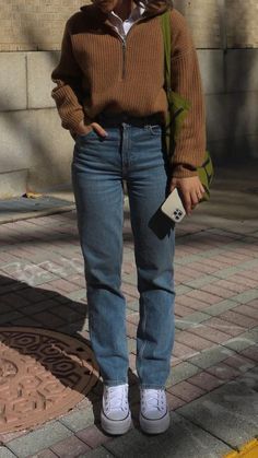 Fall Outfits Women 90s, Fall Outfits Women College, Thrifted Fall Outfits Vintage, Oldschool Outfit Women, Brown Quarter Zip Outfit, Cali Fall Outfits, Fall Outfits With Pants, Dark Mom Jeans Outfit, Vintage Straight Jeans Outfits