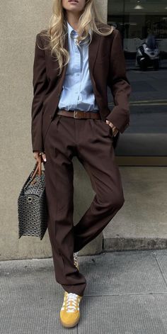 Brown Trousers Outfit, Minimal Stil, Brown Suit, Brown Suits, Copenhagen Style, Brown Outfit, Mode Chic, Nova York, Brown Belt