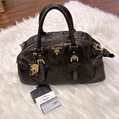 This Unique Prada Handbag Is A Chocolate Distressed Color With Gold Accents. It Is In Excellent Condition. It Measures 15 1/2” By 8” Approx. A True Beauty By Prada. Vintage Prada Bag, Vintage Designer Bags, Prada Handbag, Vintage Prada, Prada Bags, Vintage Purses, Pretty Bags, Winter Fits, Prada Handbags