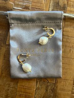 Precious gold plated brass dangles on mini hugs. Real pearls.15mm or .5" See other charming hugs series for other designs Real Pearls, Oils For Skin, Jewelry Cleaner, Pearl Drop, 14kt Gold, Jewelry Care, Natural Gemstones, Coin Purse, Gold Plate