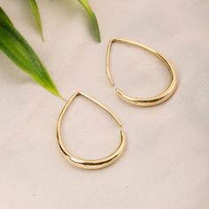 These minimalist hoop earrings are the epitome of understated elegance. Crafted with precision and finesse, these earrings are a perfect blend of simplicity and style. Made from high quality brass, these hoop earrings are lightweight and comfortable to wear, making them ideal for everyday use. Their elegant teardrop design with a polished finish will add a touch of sophistication to all your outfits. These versatile earrings are the perfect accessory to complete any outfit, whether you're dressi Modern Drop Hoop Earrings As Gift, Modern Small Hoop Teardrop Earrings For Pierced Ears, Modern Drop Hoop Earrings, Minimalist Teardrop Tarnish-resistant Hoop Earrings, Minimalist Tarnish-resistant Teardrop Hoop Earrings, Minimalist Teardrop Cartilage Earrings, Minimalist Teardrop Cartilage Earrings For Everyday, Everyday Drop Hoop Earrings, Modern Teardrop Brass Hoop Earrings