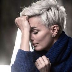 Womens Hair Short On Sides Long On Top, Hair Long On Top Short On Sides, Short On The Sides Long On Top Women, Short Sides Long Top Hair Women, Long On Top Short On Sides Women Haircut, Pixie-cut Lang, Edgy Pixie Hairstyles, Pixie Cut Styles, Long Pixie Hairstyles