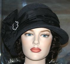 "The \"Lady Josephine\" cloche hat from East Angel Harbor Hats is the perfect way to add glamour to your wardrobe! With its timeless design,  don't miss out on owning an authentic piece from the 1920's Flapper era!   \"Lady Josephine\" designed flapper hat designed by Darna is perfect for any special occasion or just everyday wear. With this timeless piece, you will feel like a true flapper in the roaring 20s! Made from a beautiful charcoal wool felt, it will keep you warm and cozy while still l Tea Hat, Flapper Cloche, Edwardian Hat, Gatsby Hat, Tea Hats, Flapper Era, Womens Tea, Flapper Hat, Hat Wedding