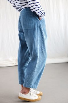 Stile Casual Chic, Cord Trousers, Look Retro, Looks Street Style, Womens Pants, Boyfriend Style, 가을 패션, Look Plus, Look Casual