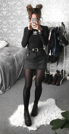 Outfits que puedes llevar a la escuela si tu siempre -Diva- nunca -Indiva- Grunge Looks, Fishnet Leggings, Grunge Look, Hipster Outfits, Rock Punk, Looks Black, Outfit Trends, Trend Fashion, 가을 패션