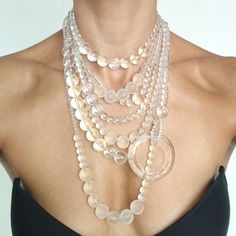 "Collier long surdimensionné en cristal, intemporel et élégant, collier multi-rangs de boules de gomme de quartz Collier épais À PROPOS : Ce bijou moderne et classique sera un cadeau parfait pour les femmes qui veulent expérimenter leur look, s'accorder facilement avec tout et ne jamais se démoder. Cet énorme collier de 7 rangs de perles de quartz enfilé perle par perle entièrement à la main. FAIT MAIN EN FRANCE MATÉRIAU ▪️ Perles de pierres précieuses de quartz clair taille 4-6-8-14 mm ▪️ Perles de pierres précieuses rondes en quartz transparent mat taille - 4-8-14 mm ▪️ Fermoirs homard 6 rangs ▪️ Chaîne : acier inoxydable CARACTÉRISTIQUES ▪️ Forme : ronde ▪️ Couleur : Blanc laiteux et transparent ▪️Nombre de rangs : 7 rangs de perles ▪️ Poids : 282 g - Le collier est assez lourd ▪️ Longu Quartz Beads Necklace, Clear Crystal Necklace, Clear Quartz Necklace, Crystal Bead Necklace, Multi Layer Necklace, Necklace Chunky, Cute Necklace, Chunky Necklace, Quartz Necklace