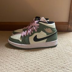 Women’s Air Jordan 1 Mid Se Dutch Green | Size: 7.5 | Condition: Like New - Barely Worn With Original Box | Feel Free To Make An Offer! Please Comment Any Other Questions! Mid Dutch Green Jordans, Air Jordan 1 Mid Se, Womens Air Jordans, Nike Green, Nike Shoes Women, Air Jordan 1 Mid, Jordan 1 Mid, Air Jordan 1, Christmas List