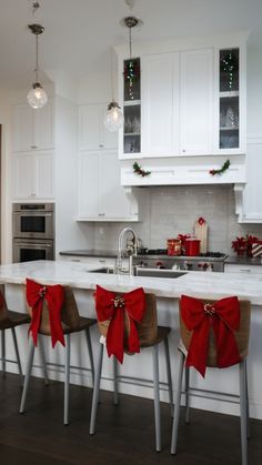 Transform your kitchen into a cozy Christmas wonderland with these easy and cute Christmas kitchen decor ideas From rustic red cabinets to simple DIY gold accents you'll find inspiration for creating a country-chic holiday atmosphere in your white apartment Get ready to deck the kitchen halls with these festive ideas