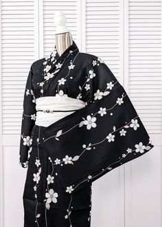 Japanese Yukata Kimono Plus Size - Simple Cherry Blossoms in Black Gothic Japanese Fashion, Cute Yukata, Japanese Kimono Fashion Modern, Yukata Aesthetic, Black Kimono Traditional, Black Simple Outfit, Black Kimono Outfit, Dark Kimono, White Yukata