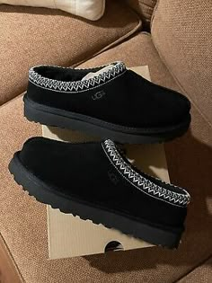 Find ideas๏ฟฝand inspiration for Size 8 Women's - UGG Tasman Black Shoes Slippers Sandals 100% Authentic, Women's Shoes Ugg Tasman Black, Ugg Tazz Platform, Ugg Tazz, Sport Slippers, Ugg Tasman Slippers, Ugg Tasman, Slippers Black, Black Uggs, Shoes Ugg