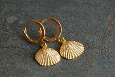 "Gold plated earrings with shell pendants. You can choose from two different earhooks (see picture number 2): 1: 12 mm hooks 2: 16 mm Creoles M A T E R I A L gold-plated brass S I Z E Creoles: 0.6 inch / 16 mm in diameter Leverbacks: 12 mm in diameter Shell pendants: 10 x 12 mm ------------------------------------------------------------------------------------------------------------ These beauties arrive in a picturing-branded jewelry box. Additionally you can add gift-wrapping for a small amo Gold Shell With Matching Earrings Gift, Shell-shaped Yellow Gold Earrings Gift, Shell-shaped Yellow Gold Earrings For Gifts, Yellow Gold Shell-shaped Earrings Gift, Nickel-free Shell-shaped Earrings Gift, Adjustable Shell Earrings For Gifts, Gold Shell Ear Wire Gift, Gold Shell Earrings With Ear Wire As Gift, Gold Shell Earrings With Ear Wire For Gift