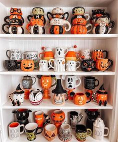 Halloween Mug Display, Halloween Aesthetic Decor, Halloween Kitchen Decor, Halloween Decoration Ideas, Halloween Decor Diy, Halloween Mugs, Halloween Tattoo, Goth Home Decor