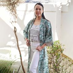 Cette robe kimono en batik est fabriqué à partir de tissu de coton blanc qui est ensuite estampé et teint à la main en utilisant une technique de cire et de teinture batik vieille de 700 ans. Le tissu batik est également ensuite cuit au soleil.



 Cette robe kimono en batik est conçue à Manhattan Beach, en Californie et fabriquée à la main par des artisans de Java, en Indonésie.

 Veuillez vous attendre à une certaine variation de couleur en raison de la teinture à la main et du processus de sé Batik Kimono, Artisan Clothing, Batik Clothing, Boho Robes, Flower Kimono, Green Kimono, Bohemian Kimono, Boho Cardigan, White Cotton Fabric