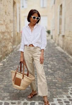 Moda Over 50, Culotte Style, White Outfits For Women, Complicated Relationship, Tan Pants