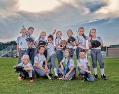 Softball Pictures Team Poses, Softball Sports Photography, Softball Team Pictures Group Photos, 8u Softball Pictures, Softball Photoshoot Ideas Team Pictures, Team Baseball Picture Ideas, Softball Team Photoshoot Ideas, Baseball Team Photos