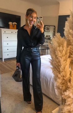 IG: @gatesofstyle Check more at https://beautyfashionideas.com/heels/ig-gatesofstyle/ Elegantes Party Outfit, Lederhosen Outfit, Elegantes Outfit Damen, Leather Pants Outfit, Outfit Chic, Populaire Outfits, Looks Black, Stylish Work Outfits, Ținută Casual