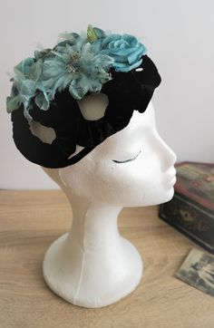 Vintage Velvet Hat Fascinator Really nice, with silk flowers and base adjustable in black velvet. 50s / 60s In good condition in general. Thanks for stopping by!! Spain Fashion, Black Fascinator, Wedding Headdress, Hat Fascinator, Velvet Hat, French Silk, Flower Party, 50s Vintage, Party Hat