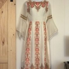 Gorgeous Vintage White Maxi Long White Festive Dress, Festive Long White Dress, Festive White Floor-length Maxi Dress, White Bohemian Maxi Dress For Evening, Elegant White Maxi Dress For Festive Occasions, White Festive Maxi Dress, White Maxi Dress For Festive Occasions, White Fitted Maxi Dress For Festive Occasions, White Flowy Festive Dress