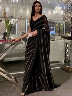 Black Sari, डिजाइनर कपड़े, Sequence Saree, Sarees For Girls, Simple Saree Designs, Fancy Sarees Party Wear, Fashion Indian, Party Sarees, Indian Fashion Saree