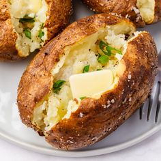 This Air Fryer Baked Potato recipe is a simple, yet quick and easy way to prepare your baked potatoes. No need to heat your oven for this job, the air fryer can do it. You will fall in love with these air fried baked potatoes. #airfryer #airfryerrecipes #airfryerbakedpotato #bakedpotato Baked Potatoes Air Fryer, Potatoes Air Fryer, Cooking Baked Potatoes, Jacket Potatoes, Air Fryer Baked Potato, Air Fryer Recipes Vegetarian, Perfect Baked Potato, Making Baked Potatoes, Ina Garten Recipes