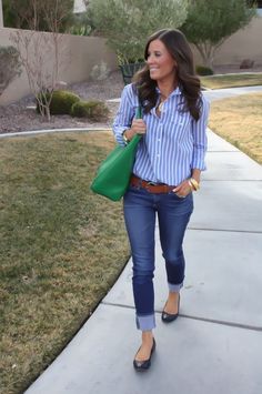 47 Stylish Casual Chic Outfit for Women Over 40 - fashionetmag.com Vestiti In Jeans, Blue Oxford Shirt, Casual Chic Outfits, Mode Tips, Rolled Up Jeans, Green Purse, Mode Casual, Cute Preppy Outfits