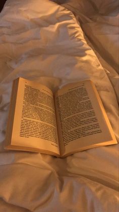 Romantising Reading, Reading Romance Books Aesthetic, Reading Motivation Aesthetic, Romanticising Reading, Aesthetic Reading Pictures, Reading Aesthetic Cozy, Elise Core, Summer Reading Aesthetic, Coquette Books