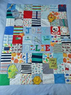 a quilt made to look like it has many different colors and designs on the fabric