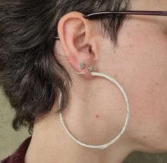 Twig Hoop Earrings in sterling silver, large, fine, branch-textured hoop earrings with a lot of texture and a big nut. They are very elegant, ideal for a bride, or a bridesmaid. They are large with a texture of twig, made of sterling silver. A lovely gift for a rustic bride.  Made with the lost wax casting technique, with authentic twig. // All my pieces are designed and manufactured by hand in my workshop // For more earrings: https://www.etsy.com/es/shop/TessJewelsDesign?ref=seller-platform-mcnav&section_id=22557713 Thank you for visiting my shop: https://www.TessJewelsDesign.etsy.com Follow me on my social networks: ** Instagram: https://www.instagram.com/tessjewels/ ** Pinterest:  https://www.pinterest.es/TessJewelsDesign/ Remember that we make tailor-made and personalized pieces, do n Big Hoops Earrings, Rustic Bride, Twig Tree, Branch Earrings, Earrings Big, Wax Casting, Hoops Earrings, Lost Wax Casting, Big Earrings