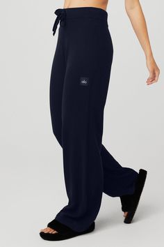 You needed more cashmere in your life — we’ve got just the thing, The Cashmere High-Waist Jet Set Wide Leg Pant is the ultimate luxury for body & soul. Incredibly soft, ethically sourced cashmere looks better than ever in a wide leg fit for cozying up or hitting the streets in cold weather. For next-level cozy & indulgence, go head to toe with a matching cashmere bra & coverup. Made with 100% cashmere yarn Wide leg & high waist Easy elastic drawcord waistband Designed & uniquely fit to flatter e Outfit Tennis, Exercise Outfits, Gymwear Outfits, Tennis Set, Tennis Outfit, Chill Fits, Workout Fits, Tennis Fashion, Cute Lazy Outfits