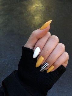 Summer Nails 2023, Unghie Sfumate, Nails Art Designs, Nails 2023, Yellow Nails, Hot Nails, Dipped Nails, Chic Nails, Fancy Nails