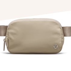 Tan Peloton X Lululemon Everywhere Belt Bag Fleece - Nwt Bag Dimensions: 19cm X 5.5cm X 13cm (7.5" X 2" X 5") Strap Length When Fully Extended: 106cm (41.7”) Tan Lululemon Belt Bag, Lululemon Belt Bags, Lulu Fanny Pack, Fanny Pack Aesthetic, Lululemon Fanny Pack, Lululemon Bags, Lululemon Everywhere Belt Bag, Back To School Fits, School Fit