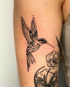 Blackwork Hummingbird Tattoo, Hummingbird Patchwork Tattoo, Bird Hip Tattoos Women, Humming Bird Traditional Tattoos, Traditional Style Hummingbird Tattoo, Retro Tattoos For Women, Hummingbird Tattoo Traditional, American Traditional Hummingbird Tattoo, Traditional Patchwork Tattoo Sleeve