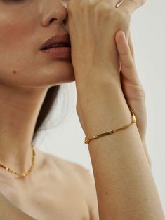 Indulge in the delicate beauty of our Snake Chain Bracelet, blending the elegance of a herringbone pattern with a minimalist design. This dainty gold chain bracelet, featuring a subtle twist, is a refined accessory for her. Herringbone Bracelet, Dainty Gold Chain, Dainty Gold Bracelet, Bracelet Size Chart, Sleek Chic, Gold Chain Bracelet, Twisted Bracelet, Bracelet And Necklace, Herringbone Necklace