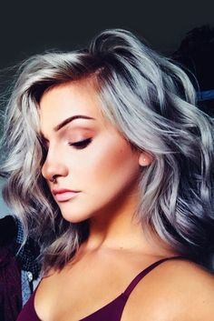 Easy tips on how to remove hair dye from skin. There are simple and effective ways how to remove hair dye from your face, neck, hands, or whatnot. Gray Highlights, Grey Hair Dye, Chemo Hair, Real Woman, Curly Short, Silver Hair Color, Platinum Hair, Ombré Hair, Grey Hair Color