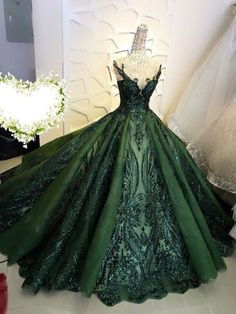 Recess Puffs, Quinceanera Green, Slytherin Dresses, Fantasy Vibes, Istoria Modei, Green Quince, Gala Ideas, Prom Inspo, Quinceanera Ideas