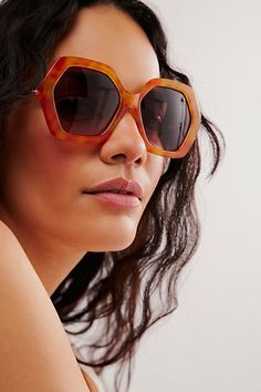 ✨ Discover the trendiest sunglasses that perfectly match your vibe! Whether you’re hitting the beach or strolling in the city, these shades will elevate your look. #CoolSunglasses #SummerStyle #FashionAccessories Funky Formal, Professional Profile Pictures, Funky Sunglasses, Hexagon Sunglasses, Circle Sunglasses, Playful Style, Healthy Salad, Blue Peach, Rectangular Sunglasses