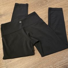 Like New Without Tags! Black Cropped Leggings. Size 2 20" Inseam Lulu Lemon Leggings, Black Lululemon Leggings, Lulu Leggings, Christmas Clothes, Lululemon Leggings, Christmas Wishlist, Ice Skating, Cropped Leggings, Christmas List