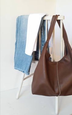 Minimalist Brown Soft Leather Hobo Bag, Brown Hobo Bag With Large Capacity, White Leather Tote Bag, Brown Tote Bag Outfit, Classic Brown Hobo Bag For On-the-go, Brown Suede-lined Hobo Bag For Everyday, Brown Soft Leather Hobo Bag For On-the-go