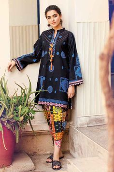 Gul Ahmed TL-372 Lawn Essential 2022 Black Digital Print Workwear Sets, Fitted Patterned Lawn Suit With Long Sleeves, Printed Cotton Sets For Fall, Spring Workwear Lawn Suit With Long Sleeves, Patterned Fitted Long Sleeve Lawn Suit, Spring Long Sleeve Lawn Suit For Workwear, Fitted Long Sleeve Patterned Lawn Suit, Unstitched Cotton Lawn Suit For Fall, Patterned Fitted Lawn Suit With Long Sleeves