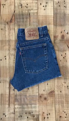 Bf Summer, Levis Jeans High Waisted, Dark Blue Jean Shorts, Levi High Waisted Shorts, Shorts Levis, Levis Shorts, High Waisted Jeans Vintage, 90s Clothing, 90s Shorts