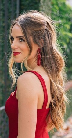 Cocktail Wedding Guest Hair, Messy Wedding Hair Down, Casual Wedding Guest Hairstyles, Hair Styles Down For Formal, Behind The Ear Wedding Hair, Pinned Back Hairstyles Wedding, Wedding Rehearsal Hairstyles, Bridesmaid Hair Curtain Bangs, Strap Dress Hairstyles