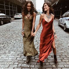 Slip Dress V Neck, Split Dress Poses, Summer Outfits 2024 Fashion Trends Women Dress, Long Silk Dress Outfit, Slip Dress With Boots, Farm Wedding Guest Outfit, Summer 2024 Outfits Trends, Slip Dress Wedding Guest, Simple Satin Dress