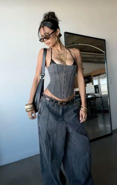 Corset outfit Corset Top Street Style, Brat Aesthetic Outfit, Jeans Corset Outfits, Brat Summer Outfit, Jean Corset Outfit, Brat Outfits, Corset With Jeans, Corset Outfit, Brat Style