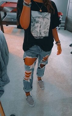 Tomboy Leggings Outfit, Tshirt And Ripped Jeans Outfit, Outfit Ideas With Vans Shoes, Edgy Rock Concert Outfit, Rock Show Outfit Summer, Alternative Boho Outfits, Summer Date Night Outfit Ideas, 200lbs Women Outfit, Edgy Mom Outfits Summer